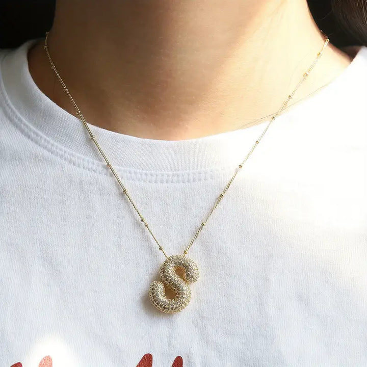 Elegantní zlatý náhrdelník s iniciálou