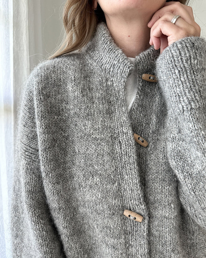 Jednobarevný cardigan s vysokým límcem a rohovými knoflíky