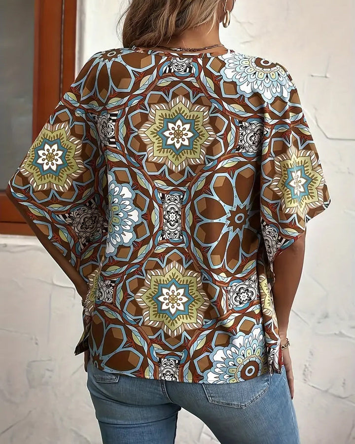 Halenka s retro potiskem, výstřihem do V a polovičními rukávy