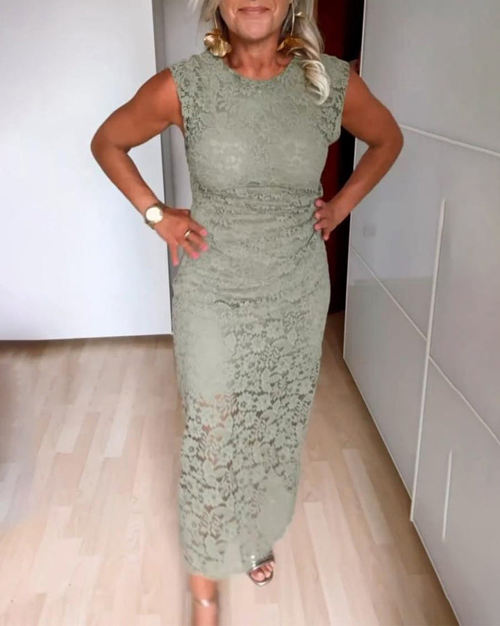 Elegantní krajková šaty s rozparkem bez rukávů