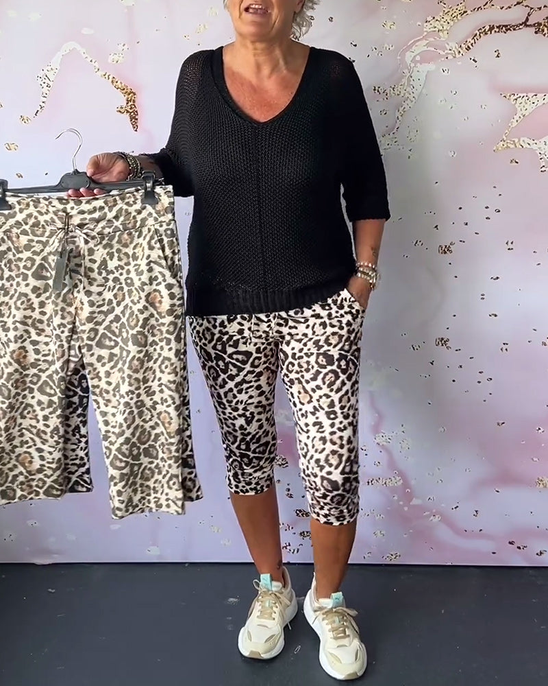 Úzké krátké kalhoty s leopardím potiskem