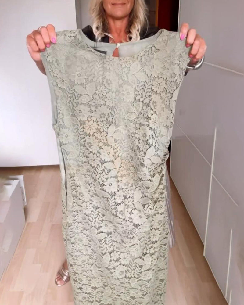 Elegantní krajková šaty s rozparkem bez rukávů