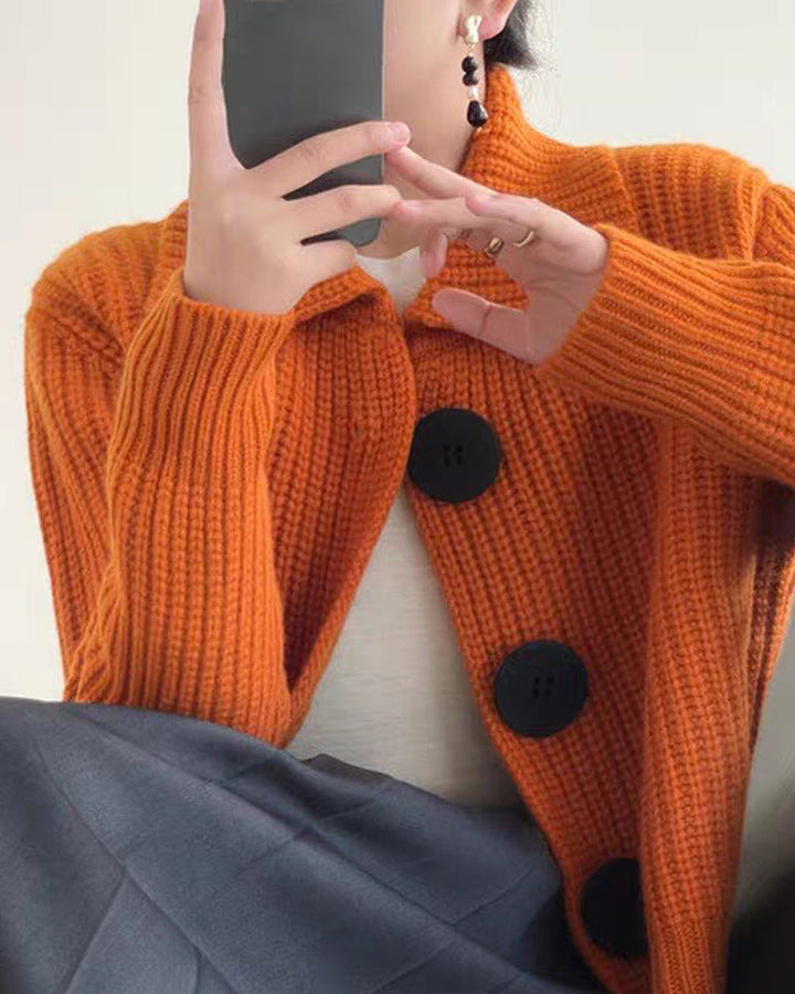 Pletený svetr s velkými knoflíky