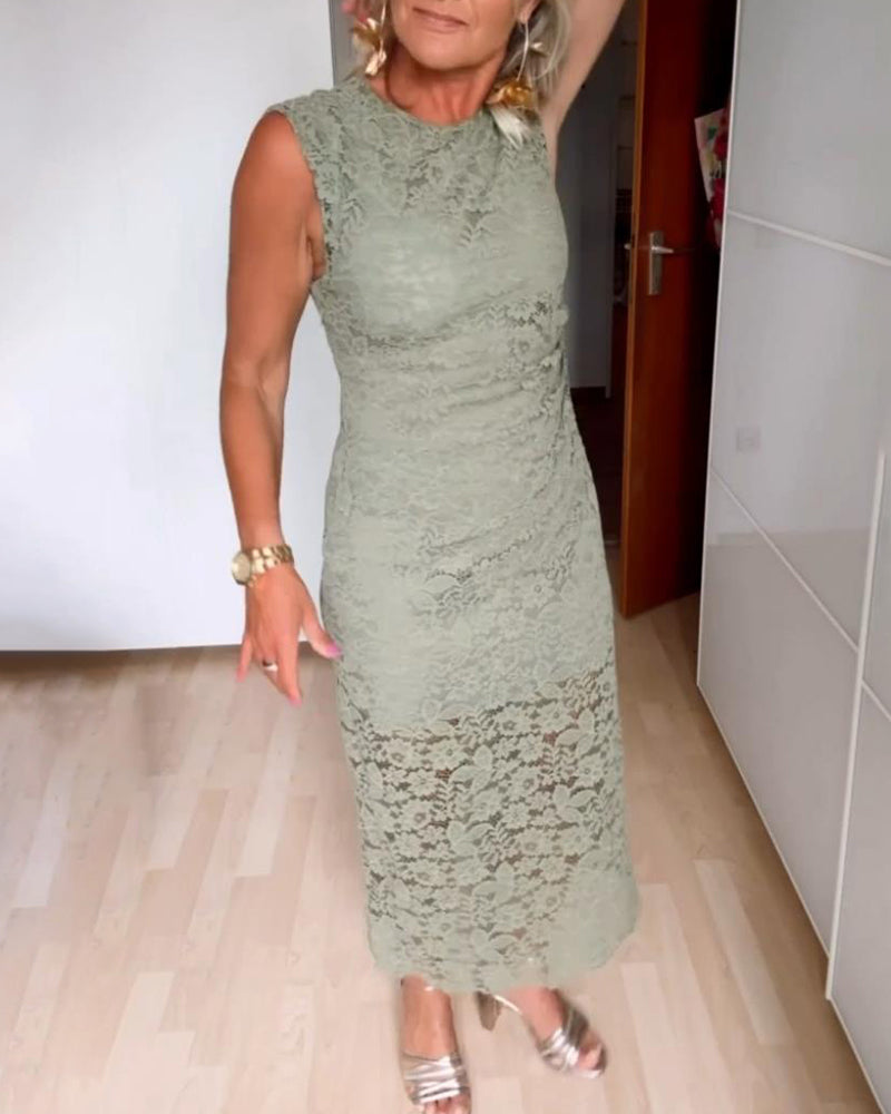 Elegantní krajková šaty s rozparkem bez rukávů