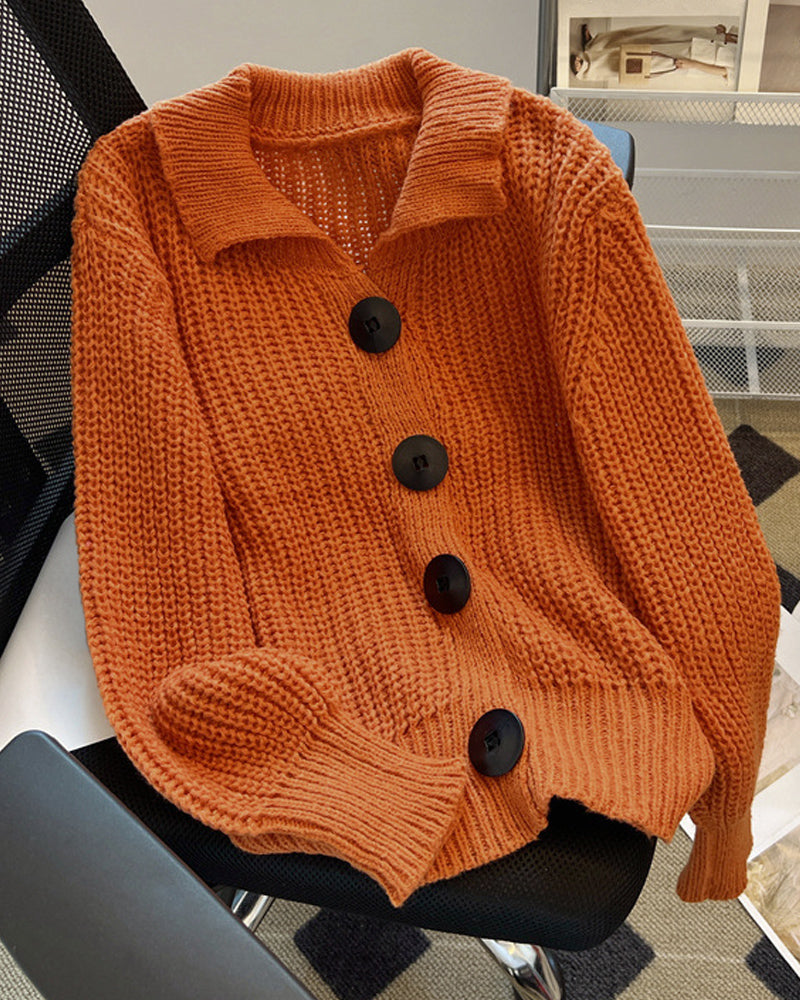 Pletený svetr s velkými knoflíky