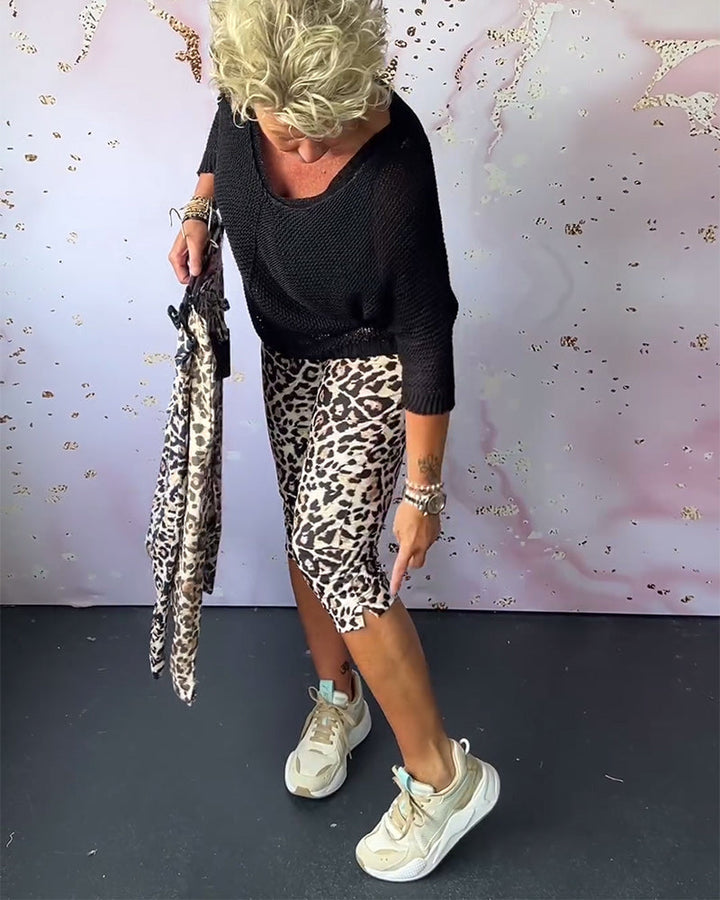 Úzké krátké kalhoty s leopardím potiskem