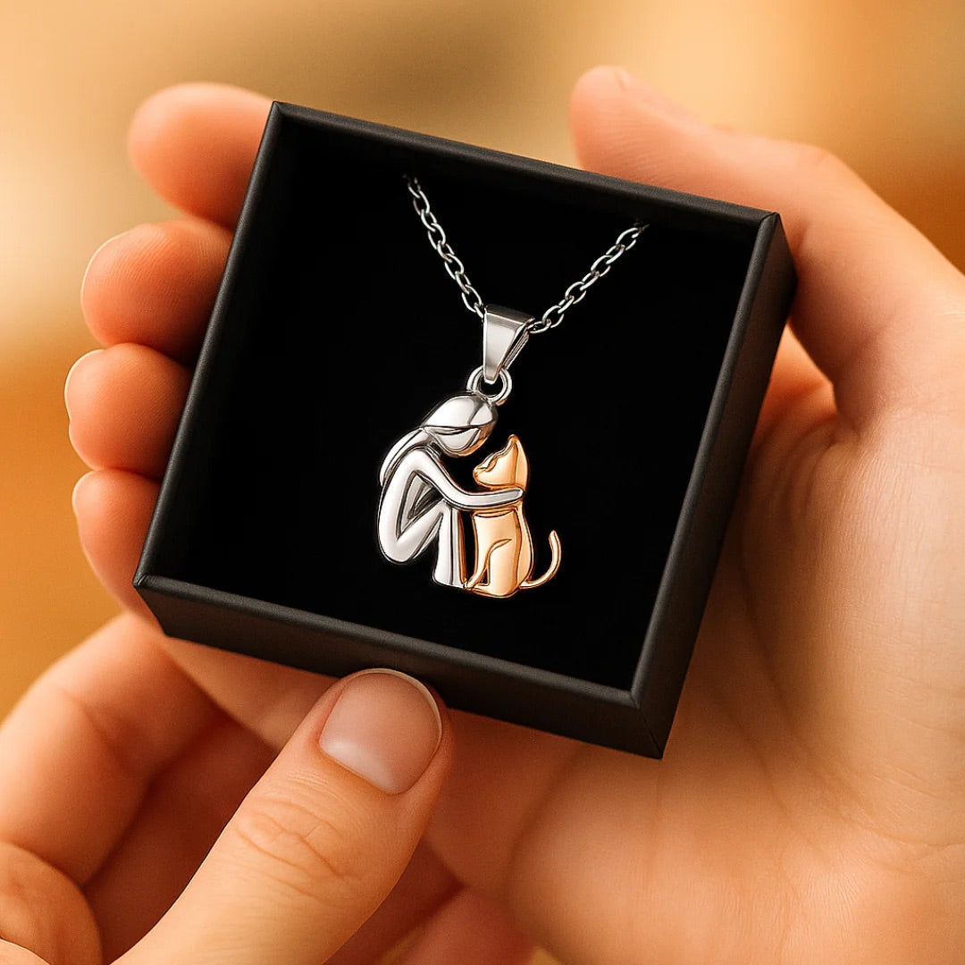 Náhrdelník s přívěskem objímající kočky