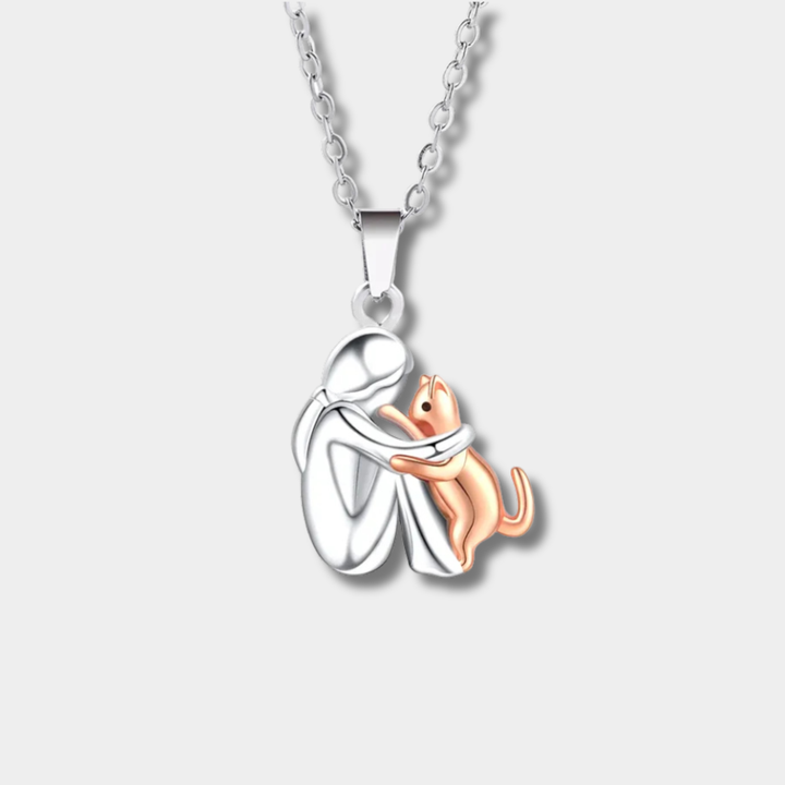 Náhrdelník s přívěskem objímající kočky
