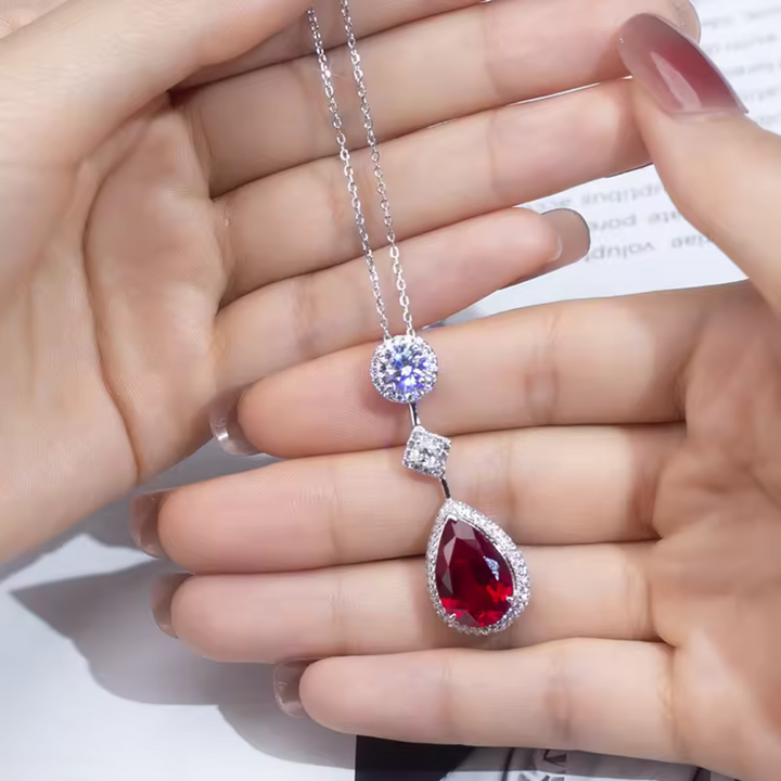 Přívěsek s rubíny a krystaly drahokamů