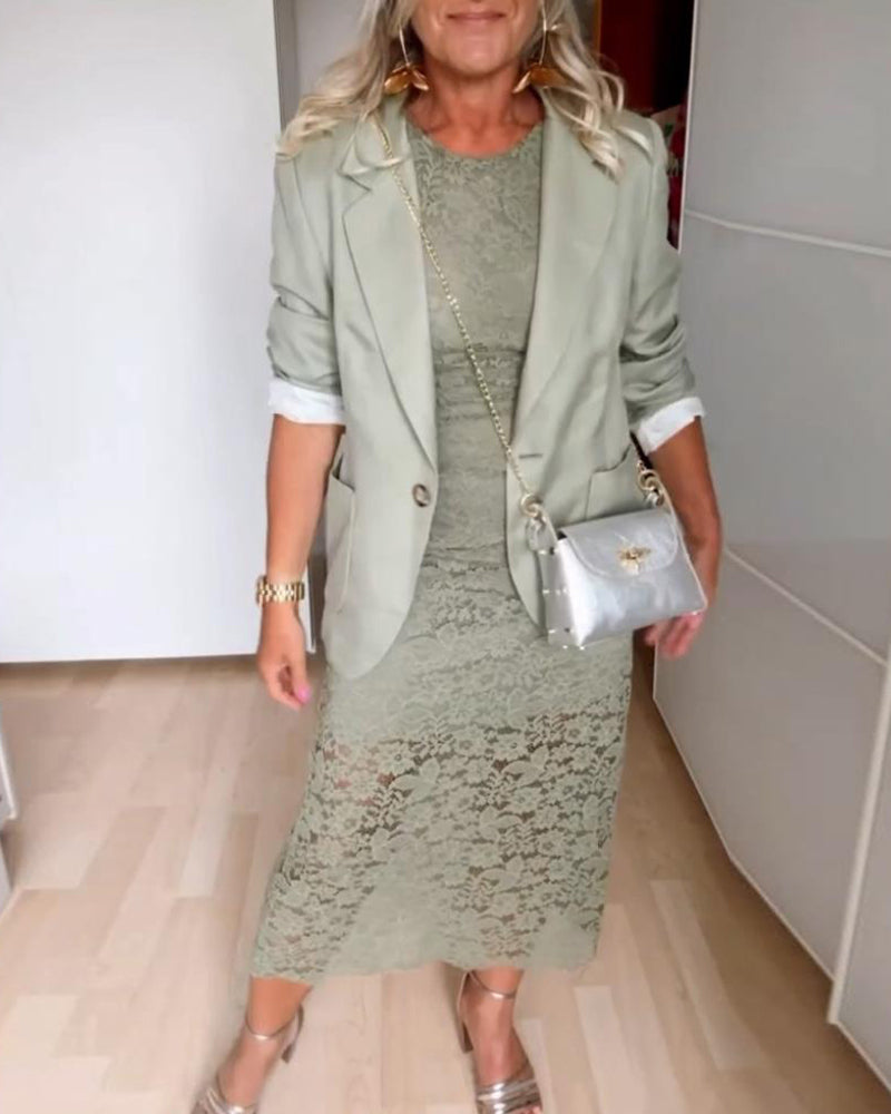 Elegantní krajková šaty s rozparkem bez rukávů