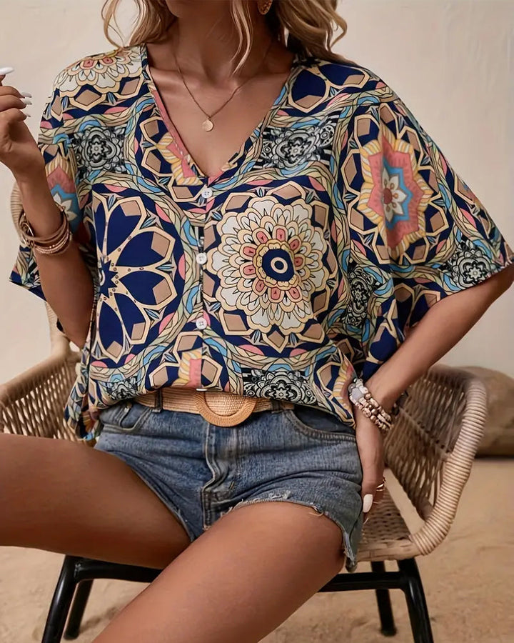 Halenka s retro potiskem, výstřihem do V a polovičními rukávy