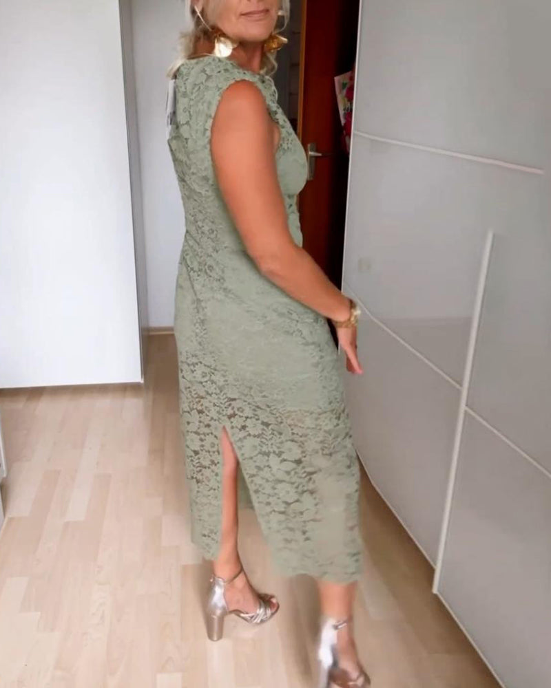 Elegantní krajková šaty s rozparkem bez rukávů