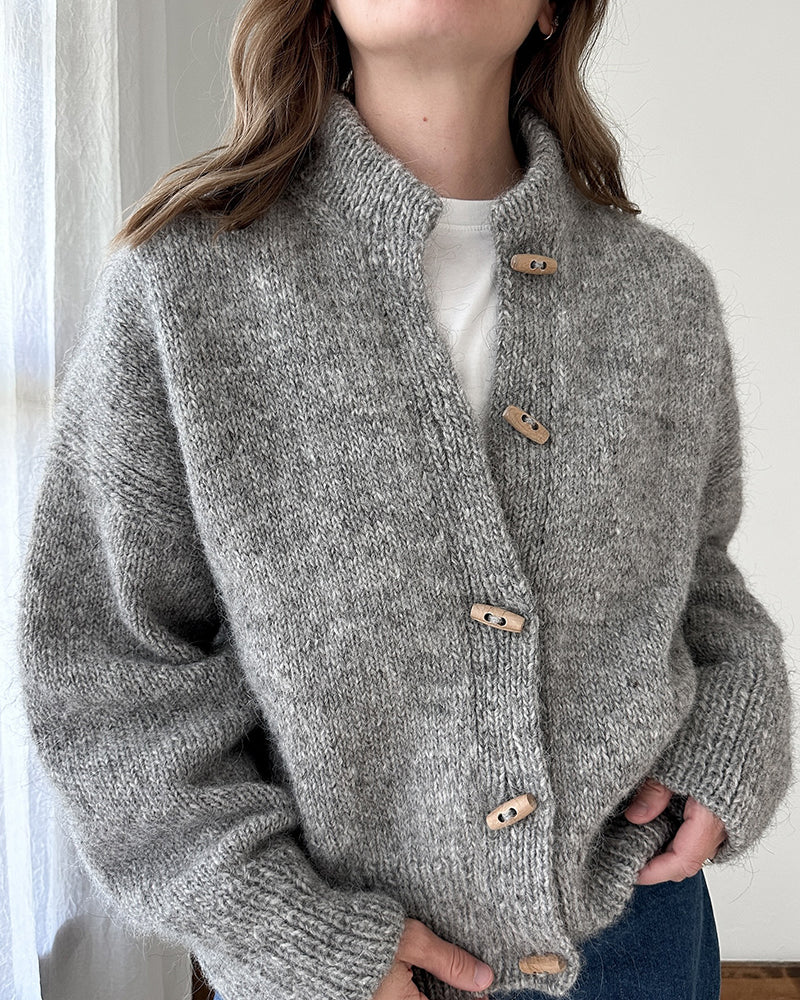 Jednobarevný cardigan s vysokým límcem a rohovými knoflíky