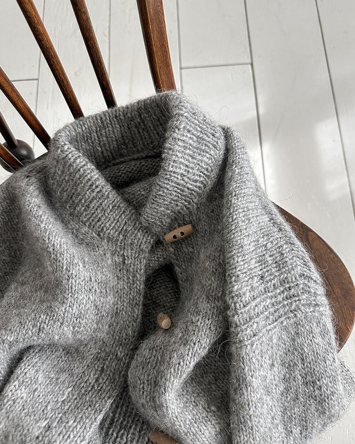 Jednobarevný cardigan s vysokým límcem a rohovými knoflíky