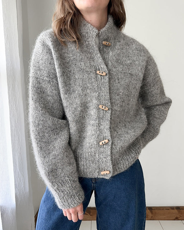 Jednobarevný cardigan s vysokým límcem a rohovými knoflíky