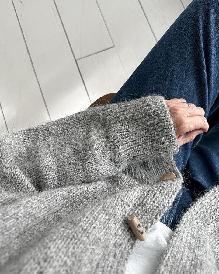 Jednobarevný cardigan s vysokým límcem a rohovými knoflíky